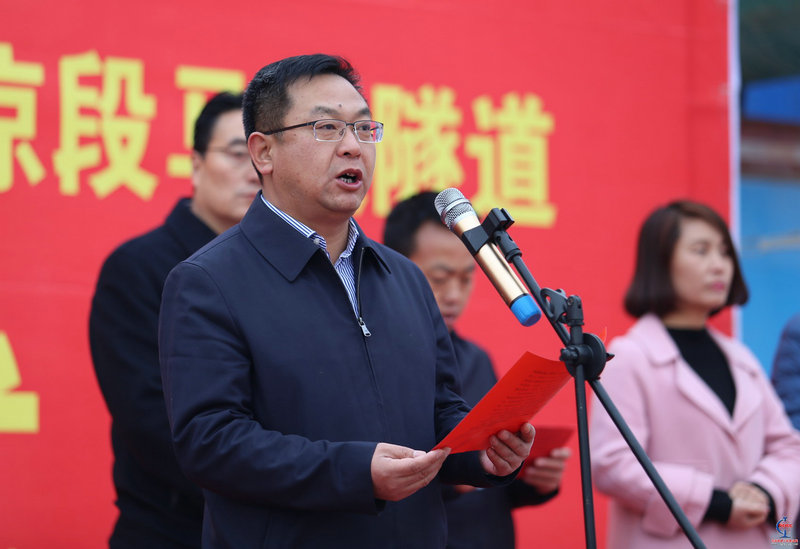 2、甘肅省公路建設(shè)管理集團(tuán)有限公司總經(jīng)理張曉軍在貫通典禮上講話。.jpg