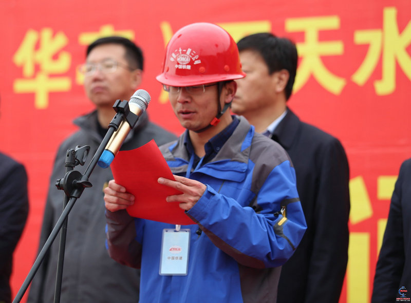 5、圖為項(xiàng)目部總工程師柳吉煥介紹馬峽隧道施工情況。.jpg