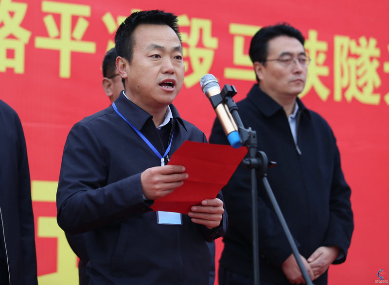 1、圖為中鐵直來直去下一局三公司副總經(jīng)理、項(xiàng)目經(jīng)理魏惠民主持貫通慶典儀式。.jpg