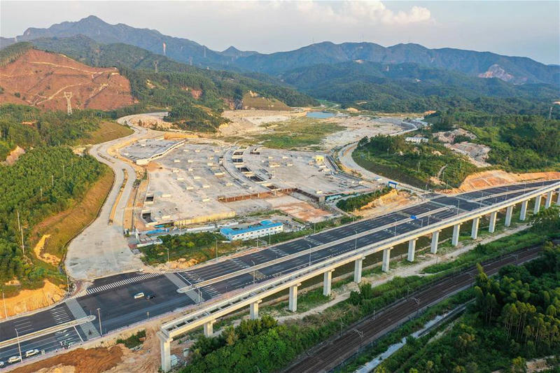 (經(jīng)濟)(4)廣東清遠(yuǎn)磁浮旅游專線修抵終點站