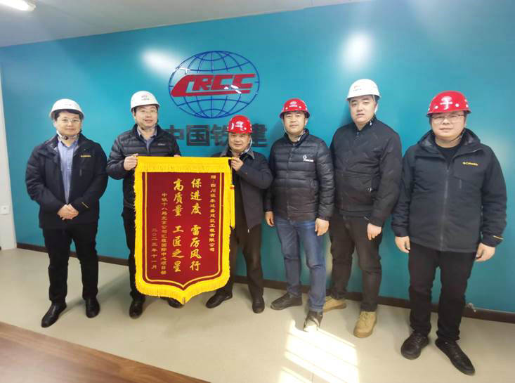 中鐵十八局集團(tuán)北京公司河北項(xiàng)目群總經(jīng)理白澤富(左二)給四川恒泰達(dá)盛建筑公司經(jīng)理趙濤授錦旗(伍振 攝)