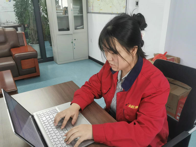 張雪艷正在和對(duì)農(nóng)民工工資 張雪艷正在核對(duì)農(nóng)民工工資